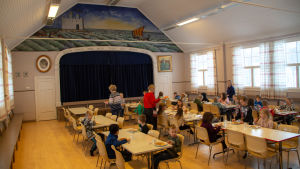 Sannäs skola har tvingats förvandla den riktiga matsalen till två klassrum. Föreningshuset Hagaborg används våren 2019 tillfälligt som matsal. Elever i matsal.