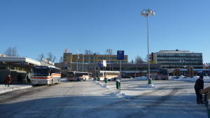 Busstrafiken till och från torget löper fortfarande normalt Bussar på Borgå torg.