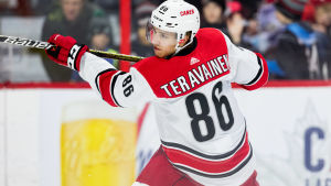 Teuvo Teräväinen fortsätter att utvecklas. Teuvo Teräväinen avlossar ett skott.