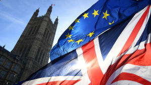 Storbritanniens och EU:s flagga vajar utanför parlamentet i London.