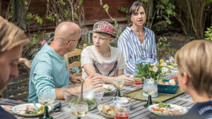 Katja ställer till det för sig själv och några till i tredje säsongen. Martin, Eddie och Katja med flewr vid terrassbord i trädgården i serien Bonusfamiljen säsong tre.