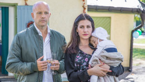 Martin och Sima har fått en bebis. Martin och Sima med bebis i famnen utanför sitt hus.
