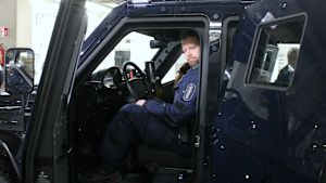 Överkonstapel Kristian Mickelsson tror att den nya pansarbilen kommer väl till pass. Det krävs lastbilskörkort för att få köra den. Överkonstapel Mikael Mickelsson sitter i polisens pansarbil.