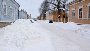 Parkeringsplatserna är på kort i empirekvarteren. Snöhögar på båda sidor om Gymnasiegatan i Borgå.