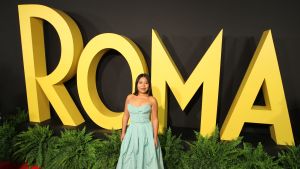 En ROMA-variant av den kända Hollywoodskylten? Yalitza Aparicio poserar i samband med premiären. Skådespelaren Yalitza Aparicio poserar framför skylten ROMA i samband med premiären.