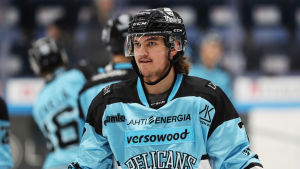 Oliwer Kaski debuterar. Oliwer Kaski spelar ishockey för Pelicans i ligan.