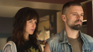 Erin Bell (Nicole Kidman) och partnern Chris (Sebastian Stan) då de ännu var unga poliser som trodde de hade styr på det hela. Erin Bell (Nicole Kidman) med sin FBI-partner Chris 8Sebastian Stan) står bredvid varandra och ser allvarliga ut.