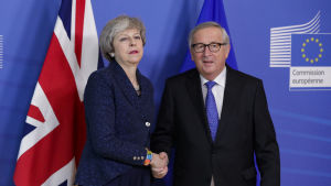 Inga stora leenden då Storbritanniens premiärminister Theresa May välkomnades av EU-kommissionens ordförande Jean-Claude Juncker i Bryssel på torsdagen. Inga hjärtliga miner då Storbritanniens premiärminister Theresa May välkomnades av EU-kommissionens ordförande Jean-Claude Juncker i Bryssel på torsdagen.