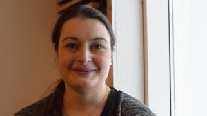 Laura Tiittanen, som är banktjänsteman och biodlare, fick järninfusion och reagerade med anafylaktisk chock. Laura bor i Lundo norr om Åbo med man och tre barn. Laura Tiittanen fick järninfusion och reagerade med anafylaktisk chock.