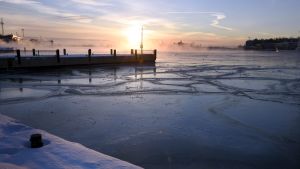 Ett tunt lager is pryder vattnet vid Salutorget i Helsingfors den 22 januari 2019. Havsis vid Salutorget i Helsingfors den 22.1.2019.