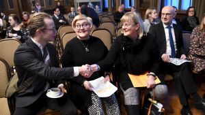 Forsakre Ohto Kanninen, kommun- och refomminister Anu Vehviläinen (C), social- och hälsovårdsminister Pirkko Mattila (Blå) samt forskningens vetenskapliga chef, arbetslivsprofessor Olli Kangas från Åbo universitet. Forsakre Ohto Kanninen, ministrarna Anu Vehviläinen och Pirkko Mattila samt forskningens vetenskapliga chef arbetslivsprofessor Olli Kangas från Åbo universitet.