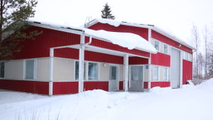 Här finns Röda Korsets nödbostad i Närpes. Ett rött hus med en stor lagerbyggnad intill.