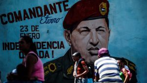 Den tidigare diktatorn Hugo Chávez, här förevigad på en vägg i Caracas, kastar långa skuggor över dagens Venezuela. Hugo Chávez på väggmålning i Caracas