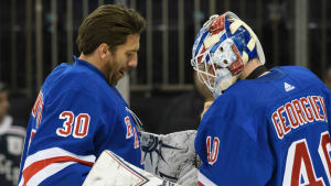Henrik Lundqvist gratulerar Aleksandr Georgijev. Henrik Lundqvist gratulerar Aleksandr Georgijev.