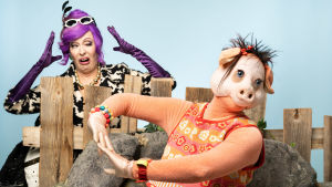 Isa Gris (Nina Hukkinen) dansar balett, fastighetsförmedlare Zarah Wiik (Anna Hultin) vill göra sig av med alla djur. Isa Gris (Nina Hukkinen) dansar och Pipsas matte (Anna Hultin) är förskräckt.