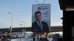 Centerpartiets valaffischer dominerades av premiärministerns ansikte. Valaffischerna har nu tagits ner enligt lagen om valreklam, som förbjuder utomhusreklam de sista veckorna före valet. Estlands premiärminister Jüri Ratas på en valaffisch i Tallinn den 22 januari 2019.