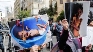 Libaneser demonstrerade mot kriget i Jemen utanför Saudiarabiens ambassad i Beirut i december 2018. Libaneser demonstrerade mot kriget i Jemen utanför Saudiarabiens ambassad i Beirut i december 2018.