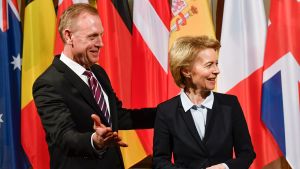 Ursula von der Leyern under öppningen av konferensen med amerikanske Patrick M. Shanahan. Ursula von der Leyen och Patrick M. Shanahan på säkerhetskonferens i München.