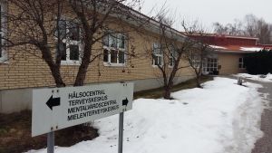 Pargas hälsocentral och ÅUCS psykiatriska avdelnings byggnad, en låg byggnad med gulbruna tegelstenar på väggen, med snö på marken.