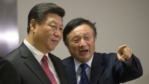 Huaweis grundare Ren Zhengfei (th.) med Kinas president Xi Jinping. Ren Zhengfei (till höger) i samtal med Kinas president Xi Jinping