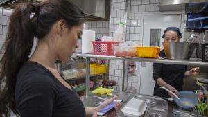 Ninnis jobb som influencer har inga pauser. Ninni Nguyen ser på sin smarttelefon medan hon står i köket i föräldrarnas vietnamesiska restaurang.