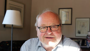 Pekka Sulkunen förespråkar en licensmodell framför monopol. Pekka Sulkunen i sitt hem i Helsingfors.