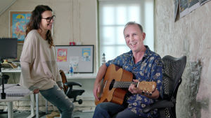 Marika Makaroff och seriens brittiska regissör Steve Box. Miten uusi Muumilaakso-animaatiosarja syntyi? Dokumentissa tavataan tuottaja Marika Makaroff sekä ohjaaja Steve Box.