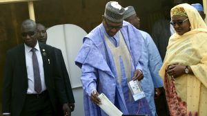 Nigerias sittande president Muhammadu Buhari och hans hustru Aisha Buhari var bland de första väljarna i deras vallokal i Buharis födelsestad Daura i delstaten Katsina, norra Nigeria. Nigerias sittande president Muhammadu Buhari och hans hustru Aisha Buhari var bland de första väljarna i deras vallokal i Buharis födelsestad Daura i delstaten Katsina, norra Nigeria.