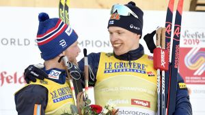 Iivo Niskanen såg gärna att det blev just Martin Johnsrud Sundby som efterträdde honom som VM-etta på 15 kilometer. Iivo Niskanen klappar om Martin Johnsrud Sundby efter herrarnas tävling på 15 kilometer.