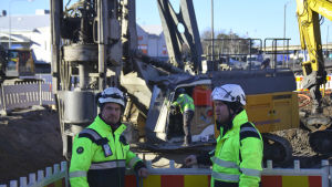 Markus Tamminen och Mikko Kanniainen håller i trådarna för bygget. Två män med hjälmar på huvudet står vi byggplatsen.