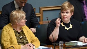 Centern vill öka öppenheten då det gäller lönerna. Jämställdhetesfrågorna har legat på minister Annika Saarikkos (t.h.) bord. Centerns Anu Vehviläinen och Annika Saarikko under riksdagens frågetimme