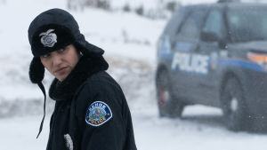 Polis, polis. Emmy Rossum spelar den nya snuten som faktiskt har en hög ambitionsnivå. Den lokala polisen Kim (Emmy Rossum) sneglar skeptiskt under sin polismössa.