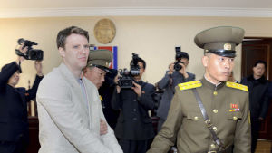 Otto Warmbier (till vänster) i smaband med rättegången i Pyongyang den 16 mars 2016. Otto Warmbier (till vänster) i smaband med rättegången i Pyongyang den 16 mars 2016.