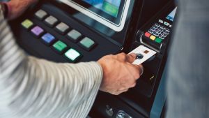 Allt fler spelautomater tar i dag bankkort. I framtiden måste det också finnas teknik för att identifiera användaren. Spelare lägger in kort i maskin.