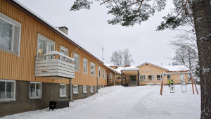 Sannäs skola behöver nya lokaler, och nu ska staden utreda hurdan skolans framtid blir. Sannäs skola i Borgå.