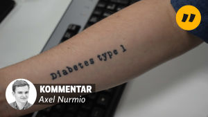 Då jag tog denna tatuering lovade jag mamma att jag skulle ta bort den samma dag som jag blir av med min diabetes, och genom teknikens framfart måste jag börja fundera på hur det påverkar mitt löfte. En arm med tatueringen Diabetes type 1 på och dessutom på bilden en liten porträttbild med texten kommentar Axel Nurmio bredvid.