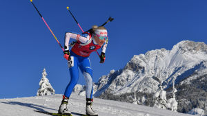 Mäkäräinen har haft en ojämn säsong. Kaisa Mäkäräinen åker i en nedförsbacke i Hochfilzen.