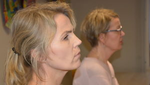 Marika Johansson lyssnade ivrigt. Marika Johansson, en dam med ljust hår i hästsvans.