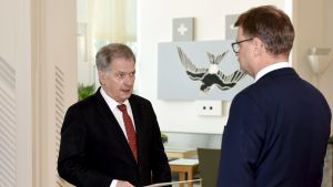 Här överlämnar Sipilä regeringens avgångsansökan till republikens president Statsminister Juha Sipilä överräckte regeringens avskedsansökan till president Sauli Niinistö på Talludden den 8 mars 2019. Regeringen beviljades avsked.