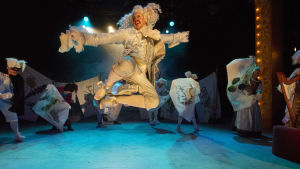 Se på mig! Heikki Pitkänen som teaterkungen Gustav III. Foto från Koiramäen Suomen historia på Nationalteatern.