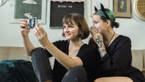 Ronja Salmi ja New Ro ottavat yhteistä selfietä sohvalla.
