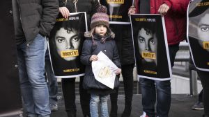 Fans protesterar mot Michael Jackson-dokumentären Leaving Neverland. Michael Jackson faneja puolustamassa artistia sen jälkeen, kun Leaving Neverland -dokumentissa Jacksonia syytetään lasten seksuaalisesta hyväksikäytöstä.