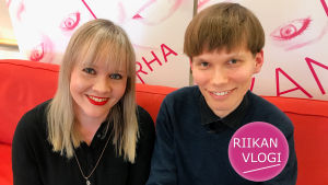 Toimittaja Riikka Holopainen ja pianisti Joonas Ahonen.