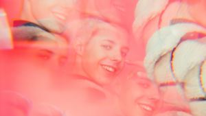 "Vihaan rakastaa sua" on Tuure Boeliuksen ensimmäinen kappale, jonka tekijätiedoissa hänen nimensä lukee yhtenä kirjoittajista. Tuure Boeliuksen hymyilevät kasvot kaleidoskooppimaisesti pinkin taustan edessä.