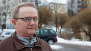 Leif Bagge trivs bra i Gammelbacka. Leif Bagge fotograferad ute i vintrig förortsmiljö.
