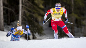 Maiken Caspersen Falla hoppas att säkerheten går först. Maiken Caspersen Falla åker med Stina Nilsson i hasorna.