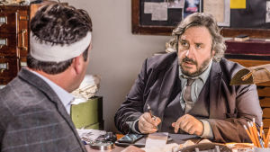 Mark Benton ja Patrick Baladi. Rento brittidekkarisarja Etsiväpari Shakespeare & Hathaway kertoo epätavallisista salapoliiseista.