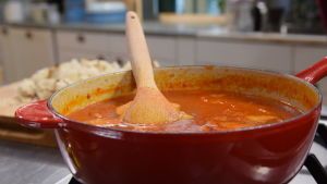 Kattilalllinen toscanalaista leipäkeittoa keittiössä