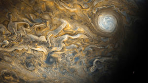 Juno-luotain on kuvannut Jupiterin kaoottisia pyörteitä. Jupiter on suurin aurinkokunnan planeetoista, mutta siitä tiedetään yllättävän vähän.