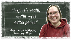 Kuvassa Vantaan Vierumäen koulun erityisopettaja Anna-Kaisa Mäkinen liitutaulun edessä. Taululla on teksti: Inkluusio vaatii, mutta myös antaa paljon.